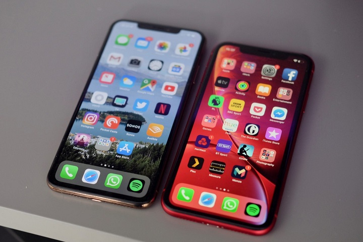 close-up of 2 iPhone XR refurbished
