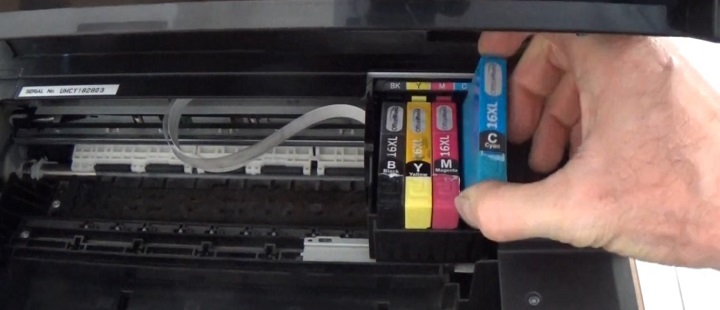 Inserting an ink cartridge